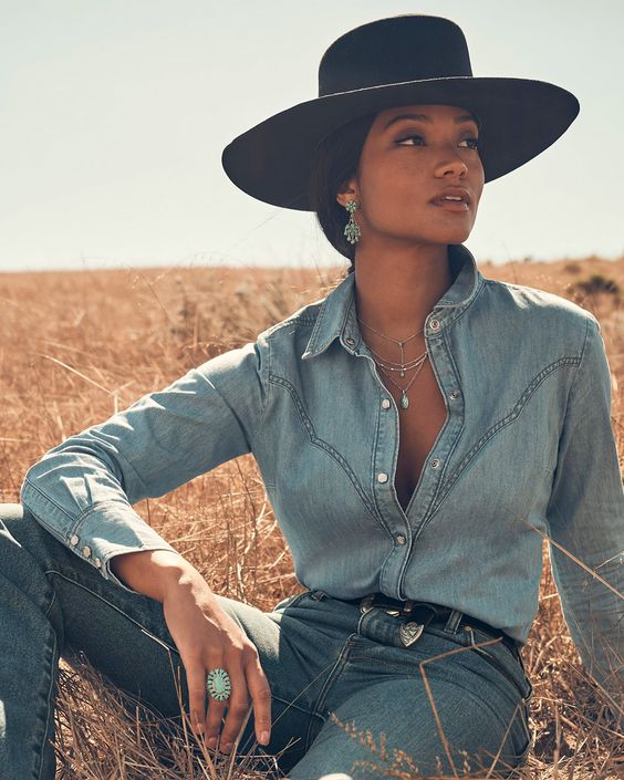 Trend alert: il total denim si evolve — e i jeans non sono p