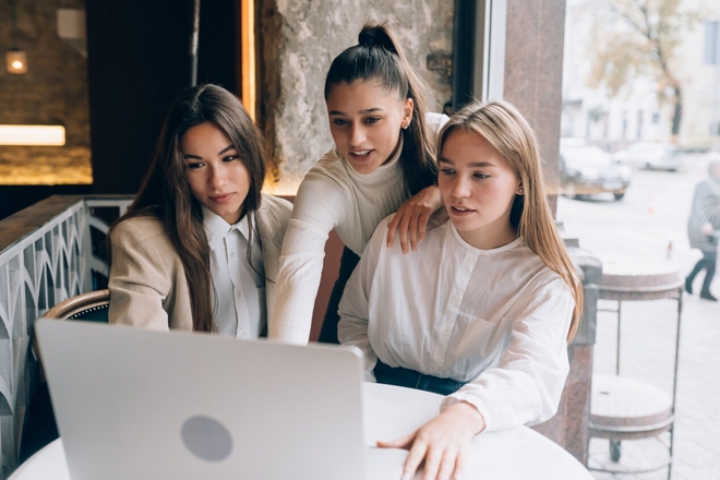 Donne freelance: come avviare una carriera di successo nel settore digitale