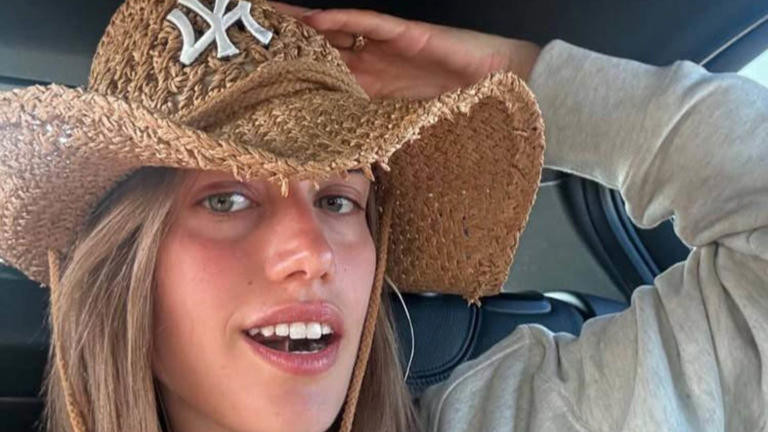 Clara: bella, pulita, brava e alla moda col cappello Cow Boy