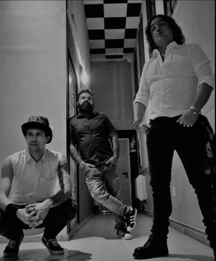 BINGE DRINKERS presentano WRONG