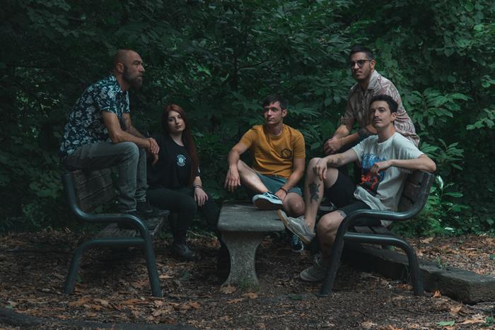 GLIMMER VOID presentano Wolf Eats Wolf