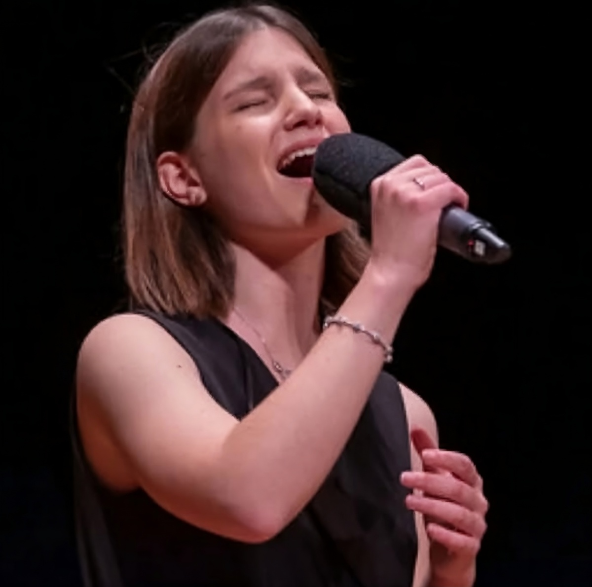 Madda e il canto come rifugio dall’alveare digitale