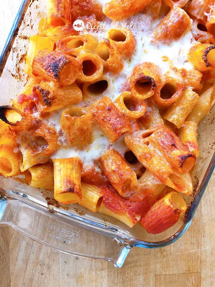 Pasta al Forno Gratinate con Mozzarella e Pomodoro