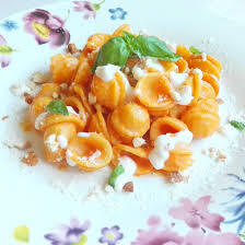 Orecchiette con crema di peperoni e ricotta