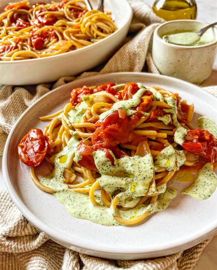 Spaghetti con pomodorini, burrata e rucola