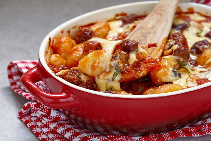 Gnocchi al forno con salsiccia e mozzarella
