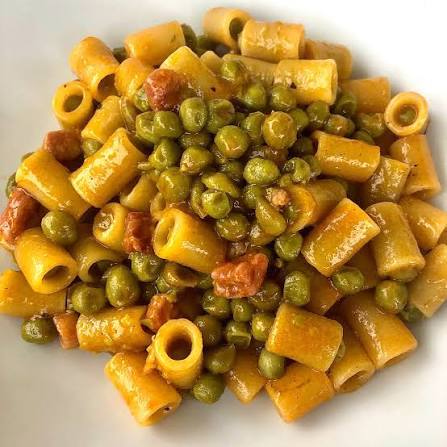 Pasta cremosa in padella con pancetta e piselli