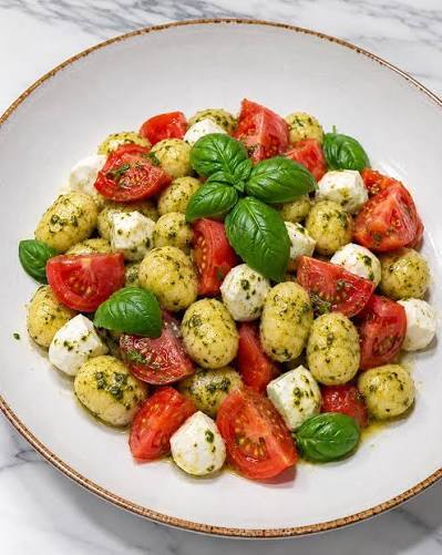 Gnocchi al Pesto Fatto in Casa con Pomodorini e Mozzarella