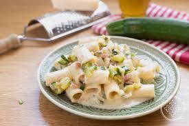 Pasta cremosa in padella con zucchine, pancetta e parmigiano