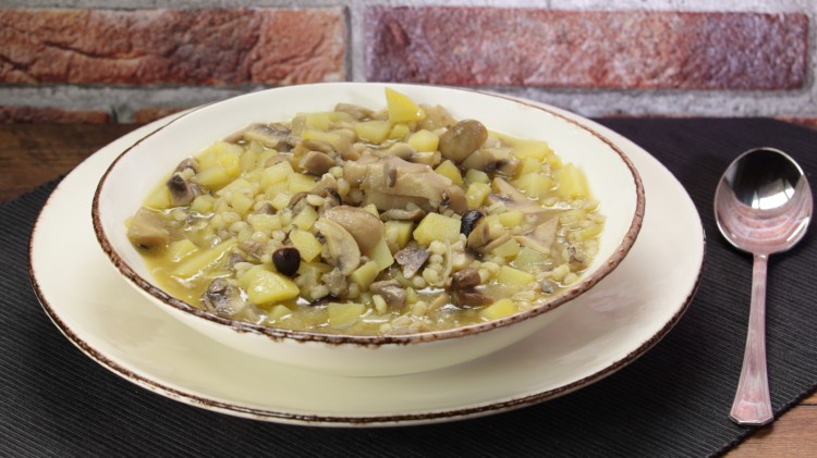 Zuppa Invernale di Orzo, Funghi e Patate
