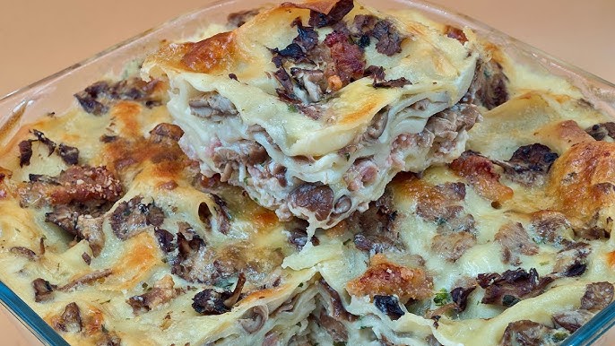 Lasagne al Forno Cremose con Funghi e Salsiccia
