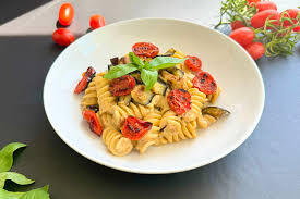 Fusilli con crema di melanzane e pomodorini confit
