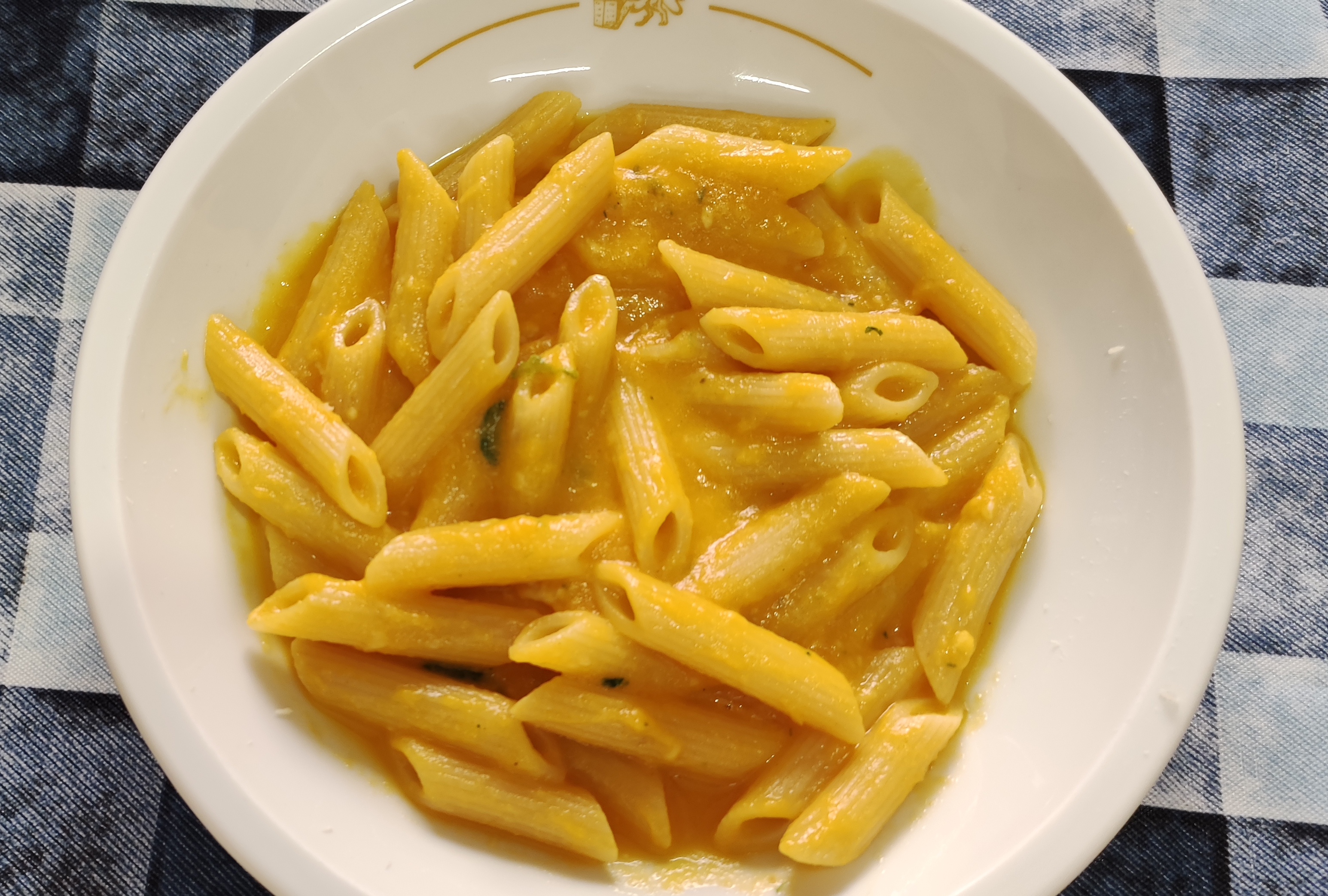 Pasta con crema di carote e formaggio