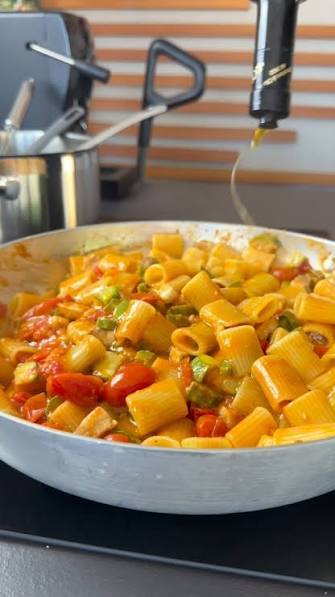 Pasta in Padella con Pomodorini, Zucchine e Parmigiano