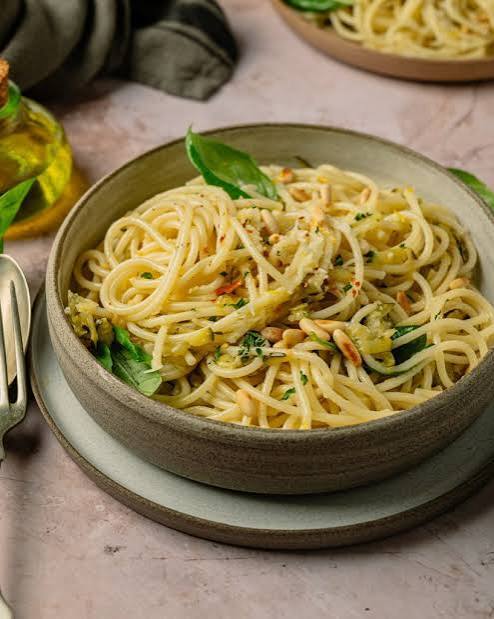Pasta cremosa al limone, zucchine e basilico
