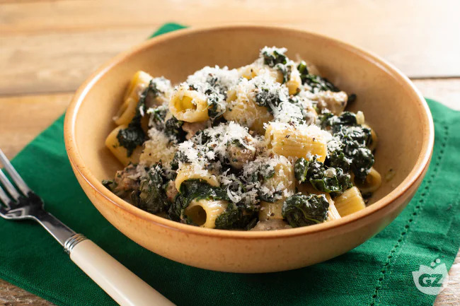 Pasta con cavolo nero e salsiccia