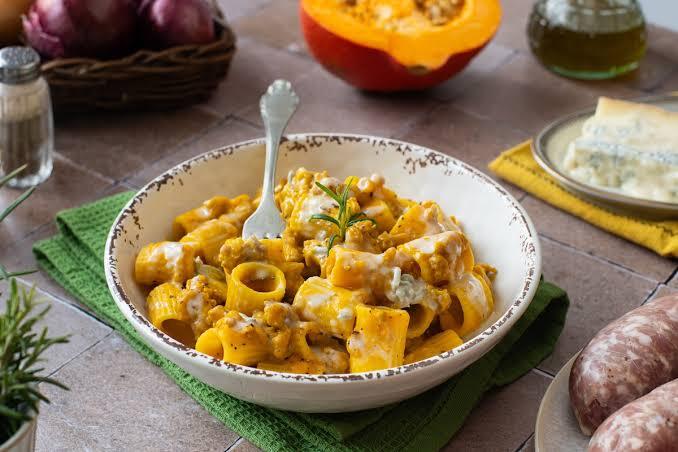 Pasta con crema di zucca e salsiccia: un primo piatto ricco