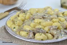 Gnocchi in padella con funghi, salsiccia e crema di robiola