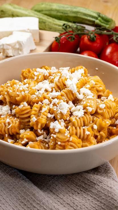 Pasta cremosa con verdure di stagione