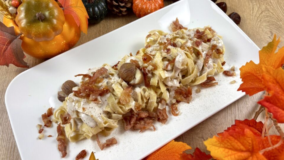 Pasta con Crema di Castagne e Speck Croccante