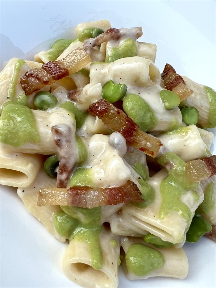 Pasta con fave, pecorino e guanciale