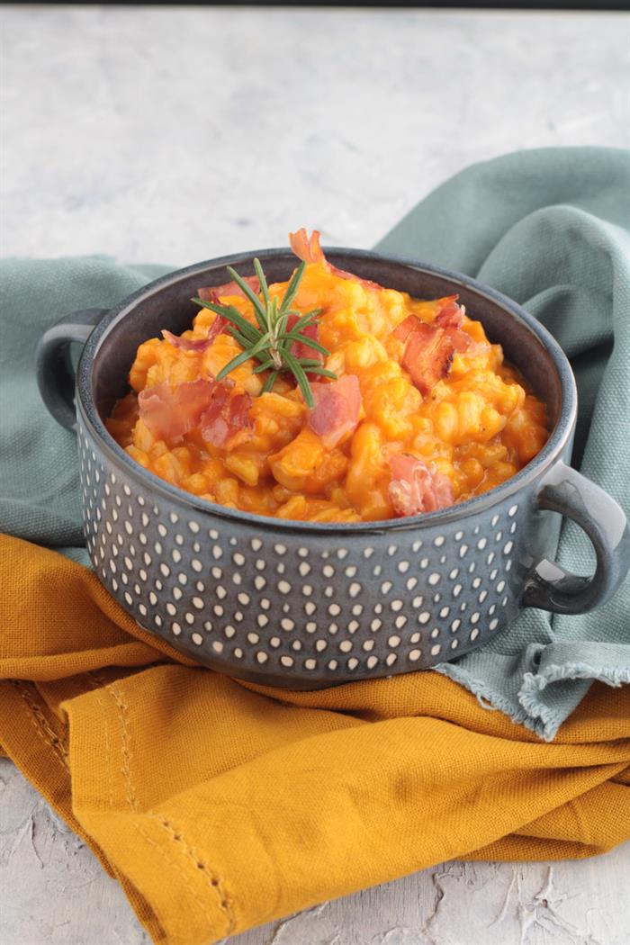 Orzotto alla zucca, speck e scamorza