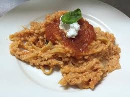 Manfredi al ragù con ricotta, provola e noci