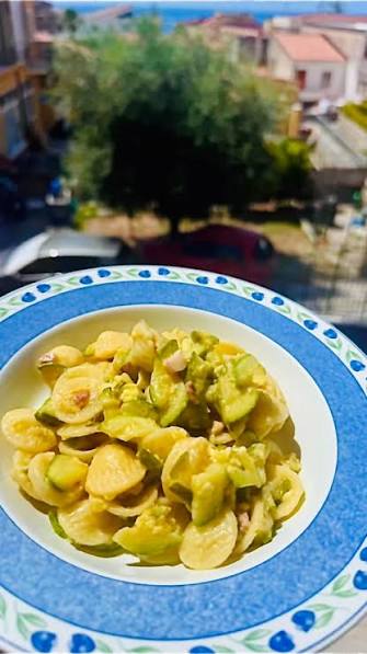 orecchiette con crema di asparagi, salsiccia e pecorino.