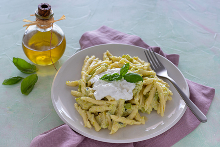 Pasta zucchine, pesto e burrata