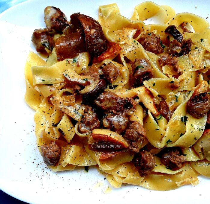 pappardelle fresche ai funghi porcini e salsiccia
