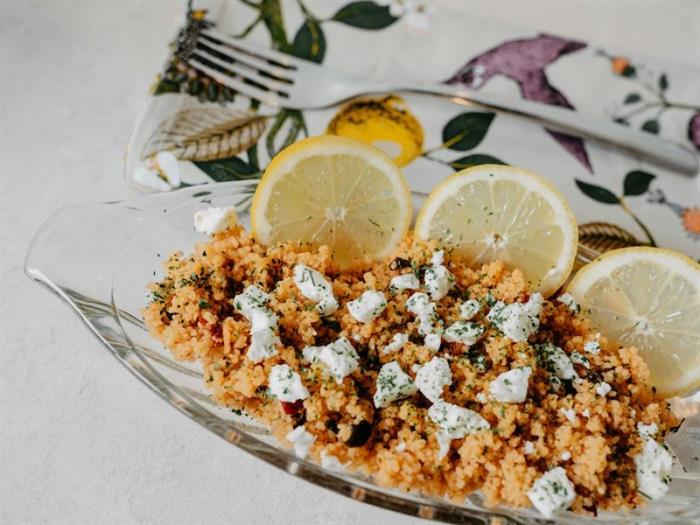 Couscous fresco con verdure croccanti, feta e limone