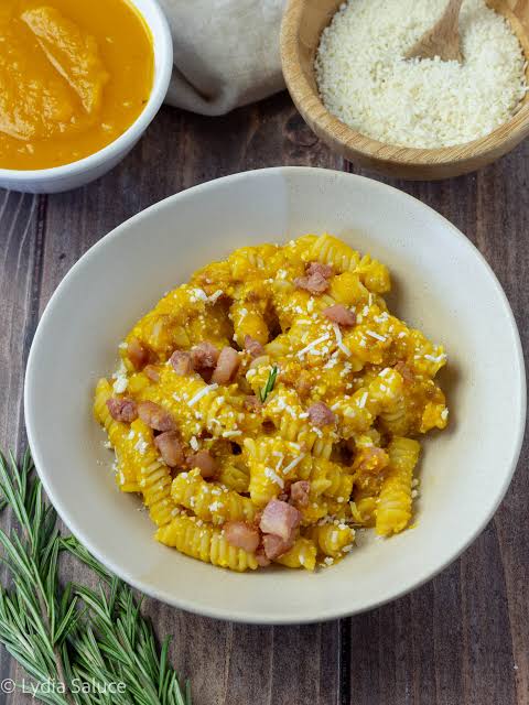 Pasta con crema di zucca, pancetta e rosmarino