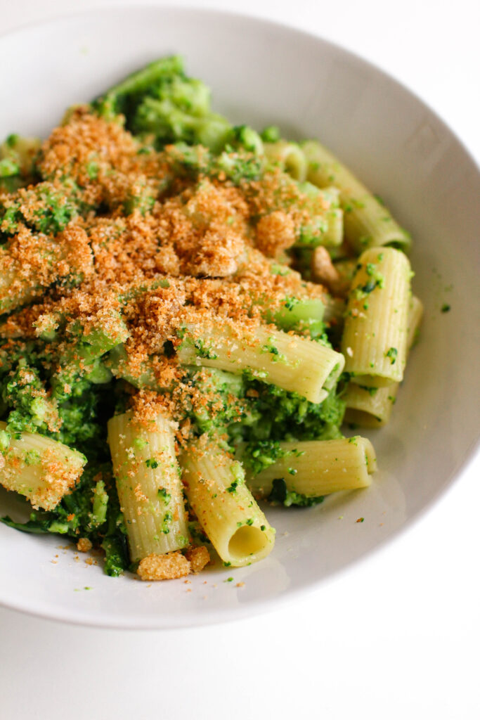 Pasta con broccoli, acciughe e pangrattato