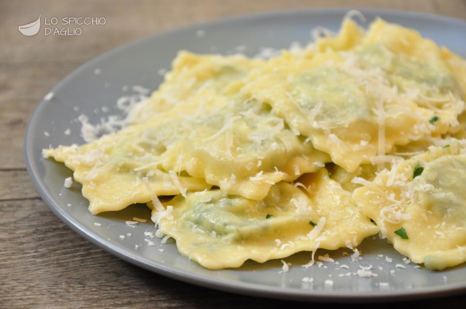 Ravioli di ricotta e spinaci con burro e salvia o con un sug