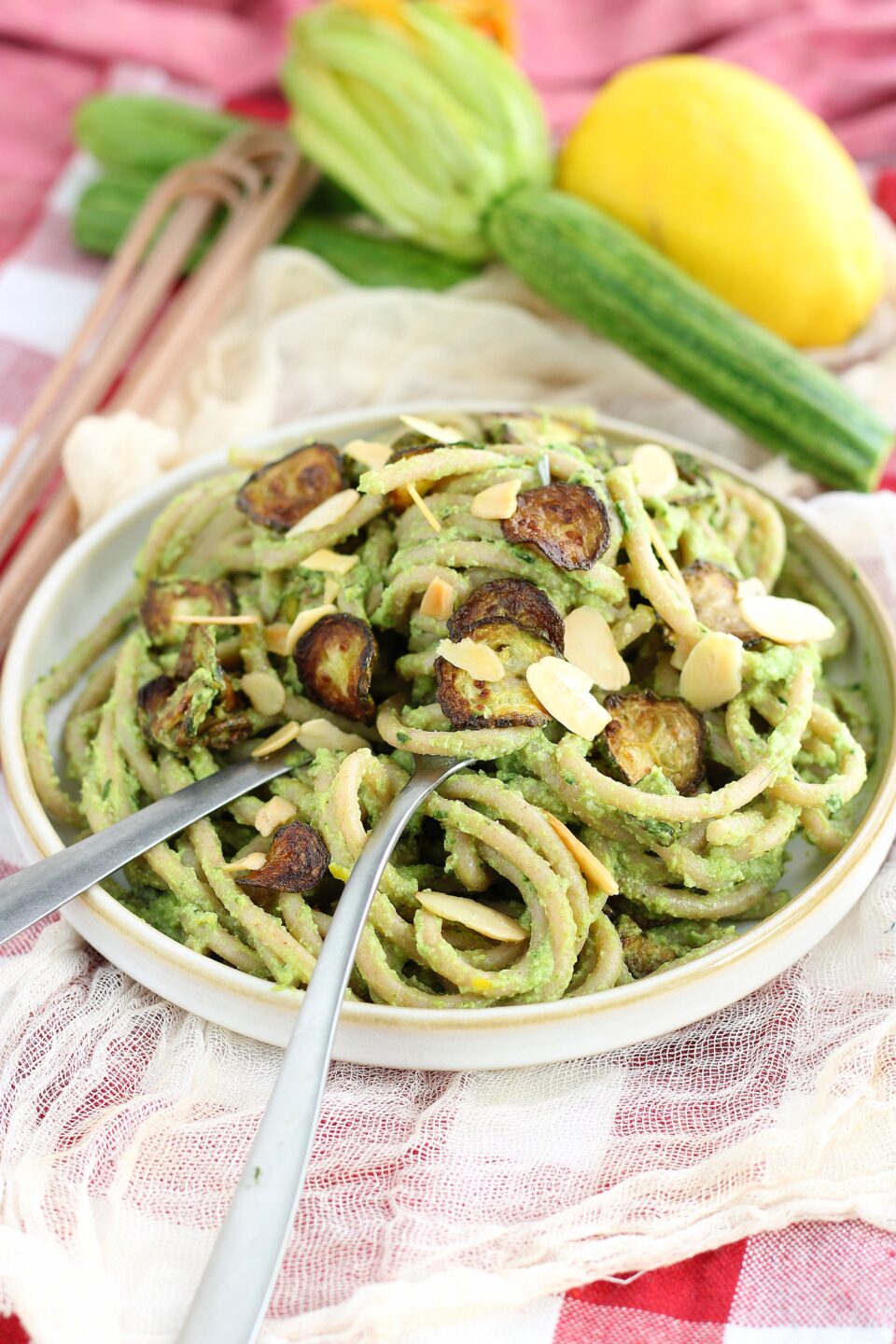 Pasta cremosa al limone, zucchine e mandorle (vegana)