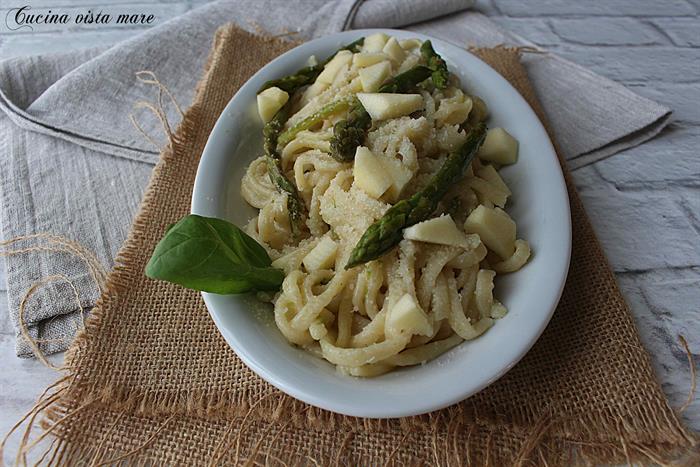 pasta con asparagi e parmigiano