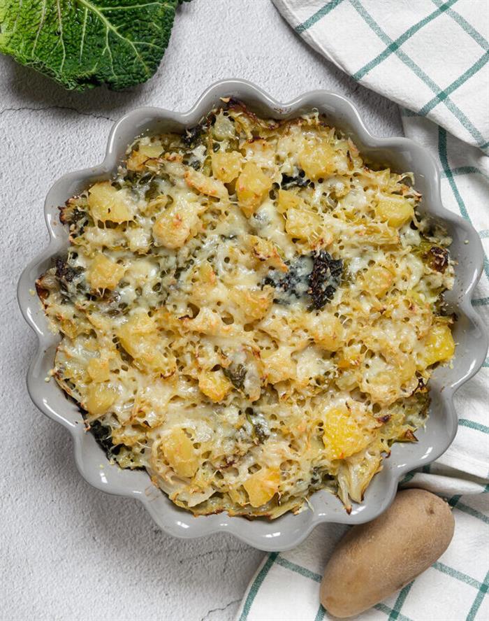 Verza al forno con patate e mozzarella