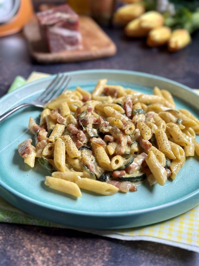 Pasta con fagioli, zucchine e speck