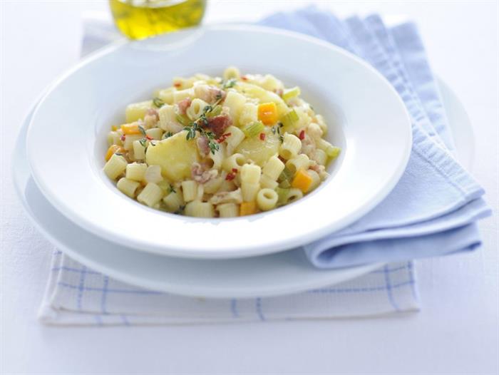 Pasta con minestrone e pancetta