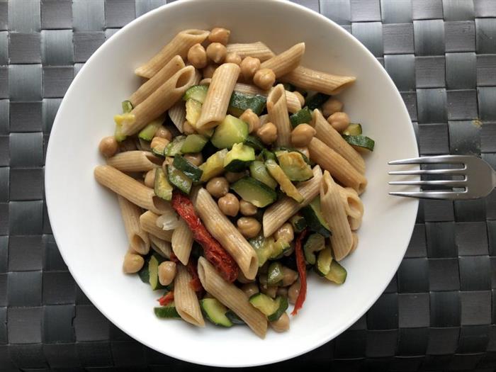 Pasta con ceci, zucchine e pomodorini