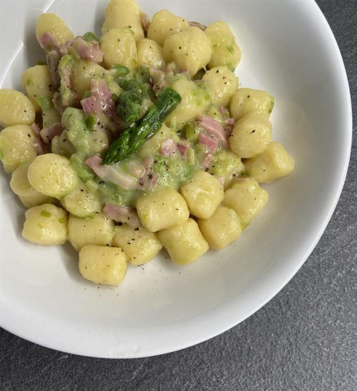 gnocchi con asparagi, speck e robiola