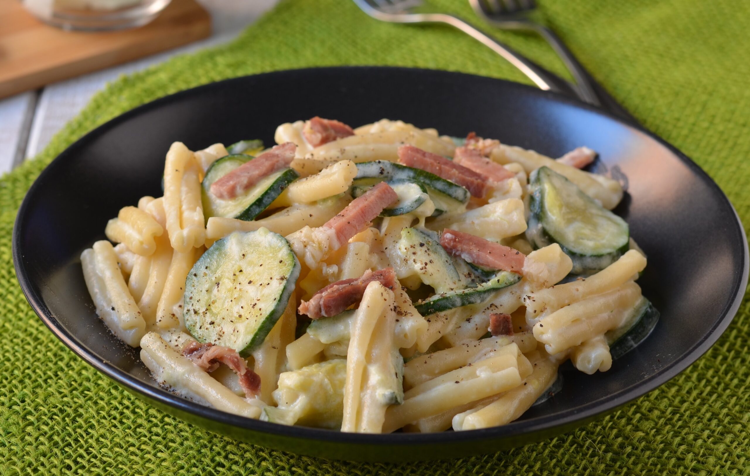 Pasta cremosa zucchine e speck