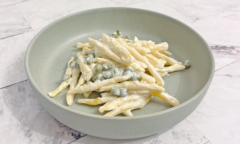 Strozzapreti con porro, semi di girasole, provola e panna