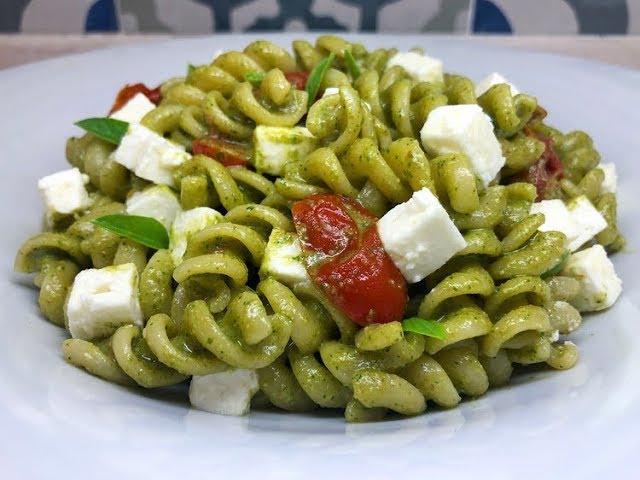 Fusilli freddi con pesto, feta e pomodorini