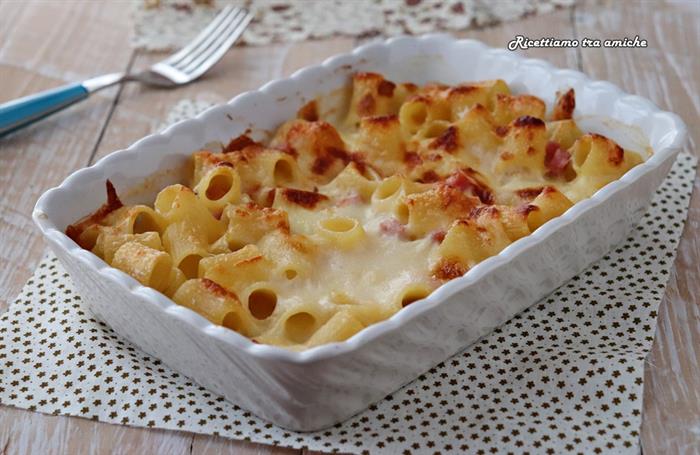 Pasta al forno con panna, prosciutto e mozzarella