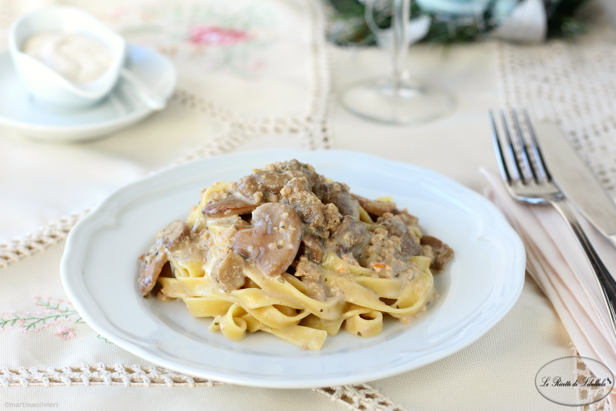 Tagliatelle al ragù bianco di salsiccia e funghi 🕒 Tempo