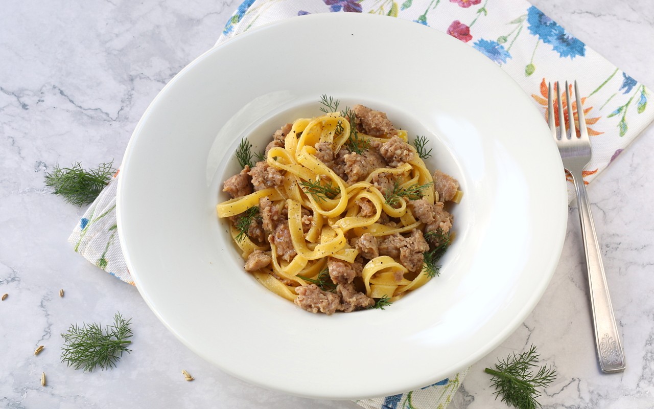 Tagliatelle al ragù bianco di salsiccia e finocchietto