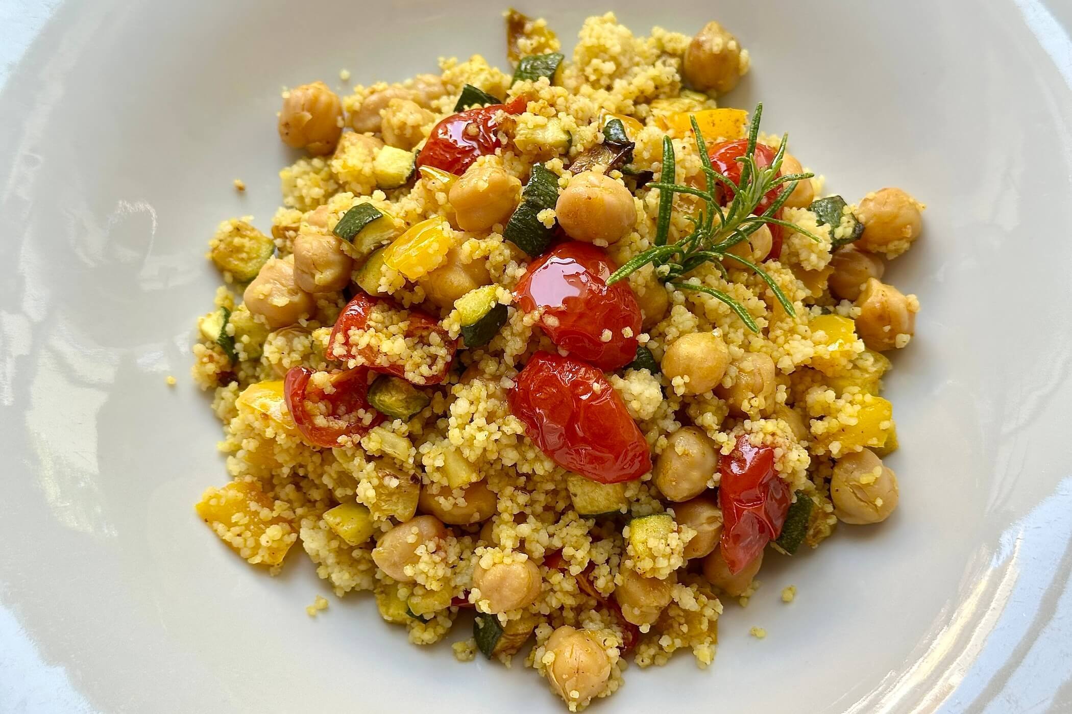 Cous cous con verdure arrosto e ceci speziati