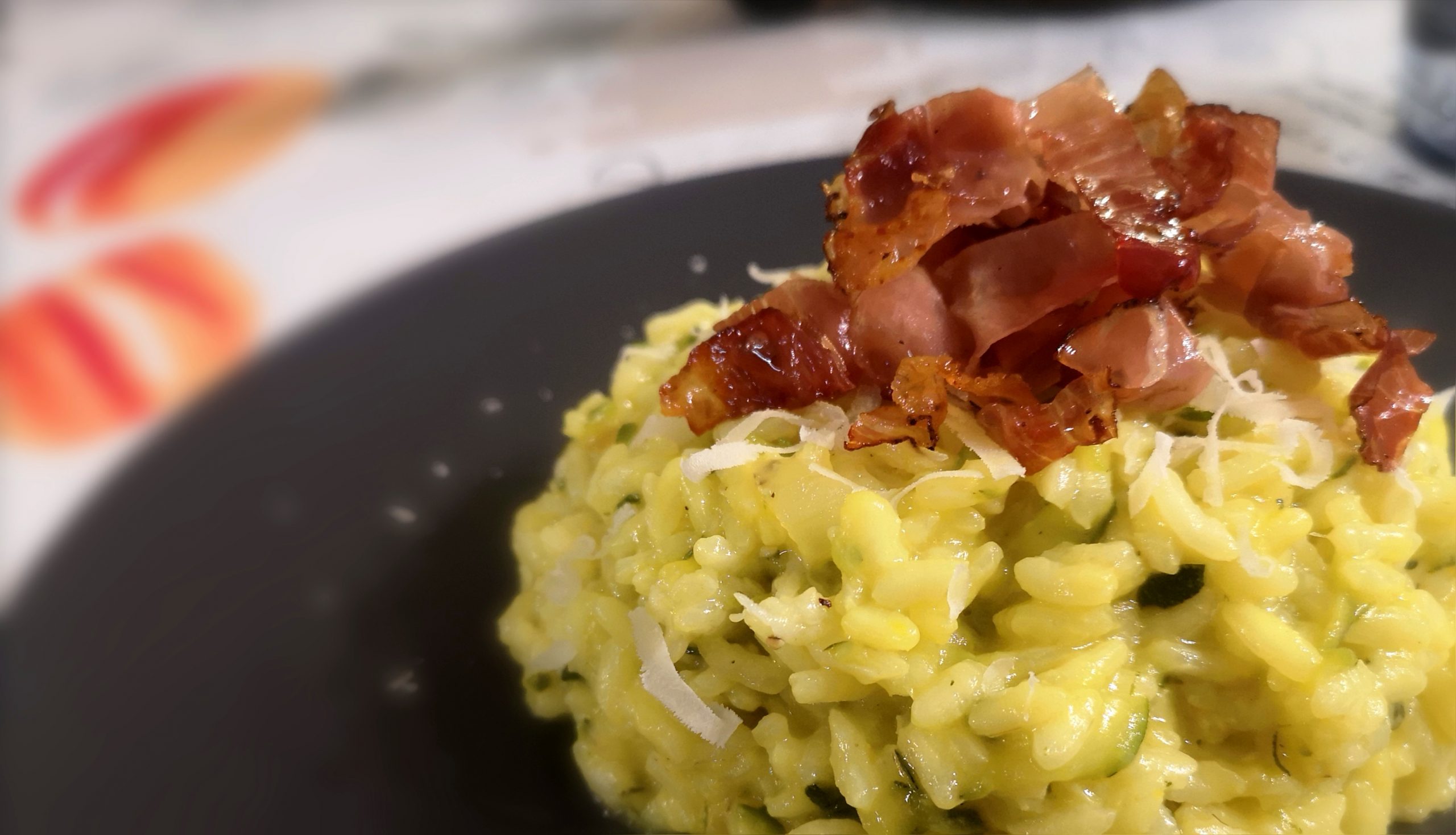 Risotto allo zafferano con zucchine e speck croccante