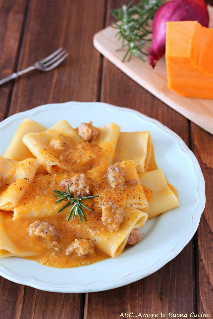 Pasta con crema di zucca e salsiccia